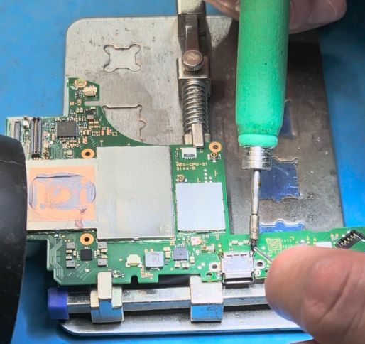 Płyta główna Nintendo Switch - miejsce na uszkodzony port USB-C