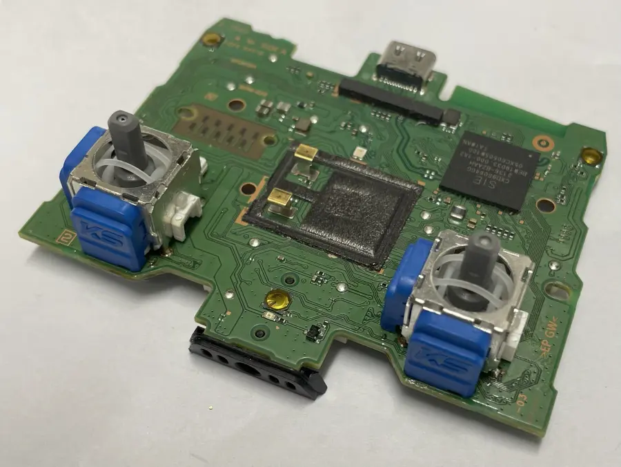 Wymiana analogów TMR w padzie PS5 DualSense – Serwis Poznań ul. Zeylanda